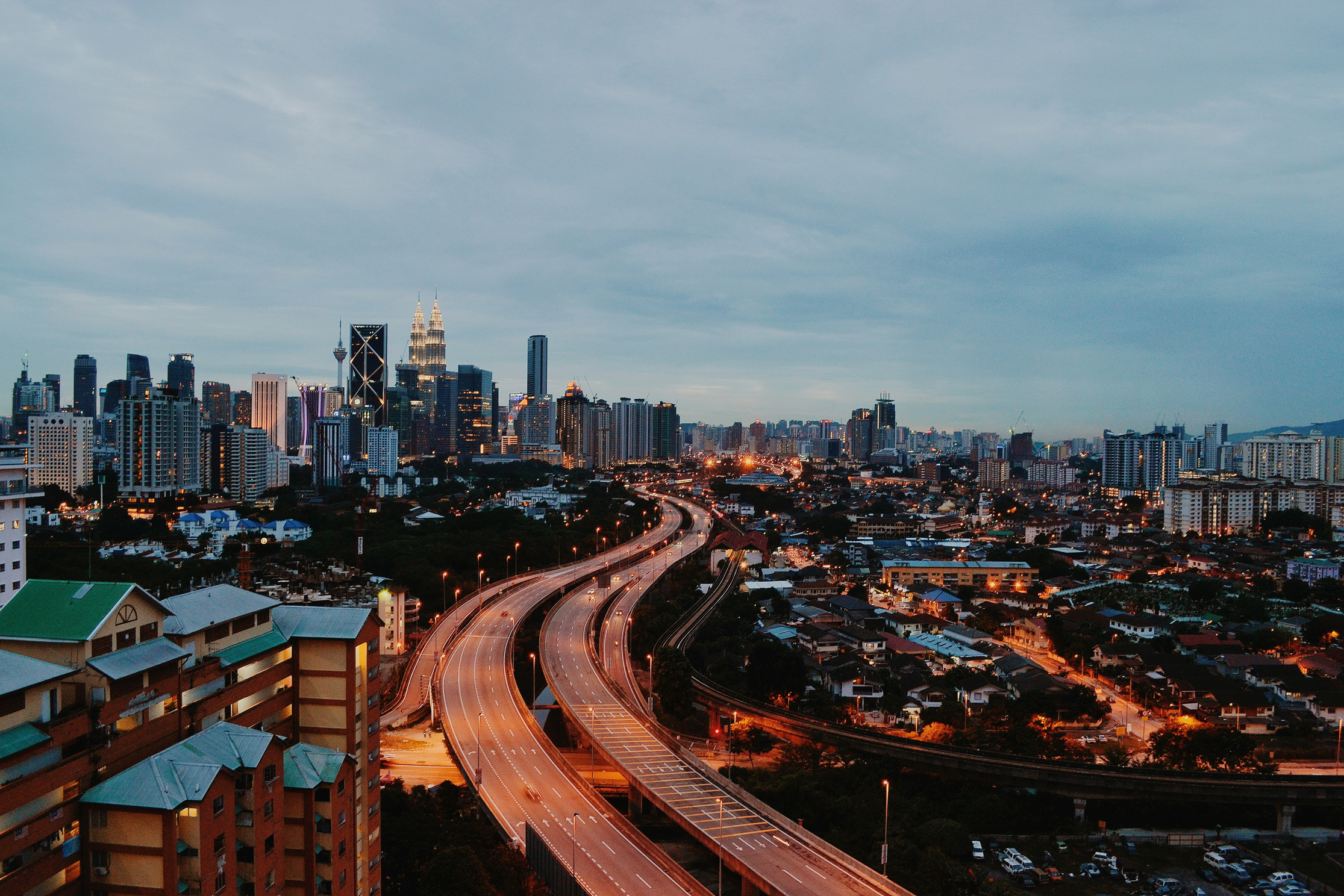 qaz-farid-Z46IgnkB_0U-unsplash 1
